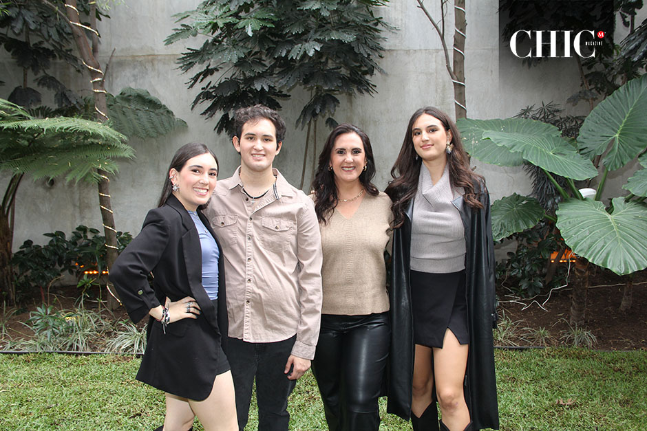 Daniela Velasco, Luis Velasco, Lorena Álvarez y Renata Velasco