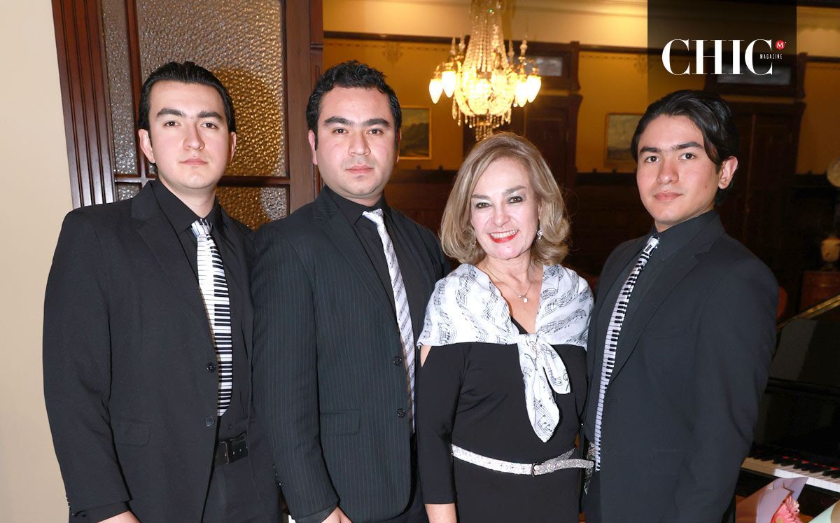 Adrián, Gilberto, Blanca Alicia y Mario