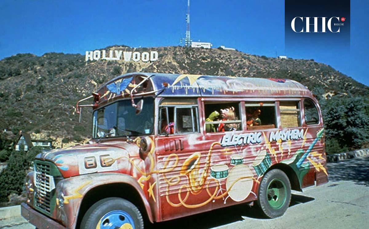 El autobus electrico pasa junto al letrero de Hollywood en The Muppet Movie / Foto:muppet.fandom.com