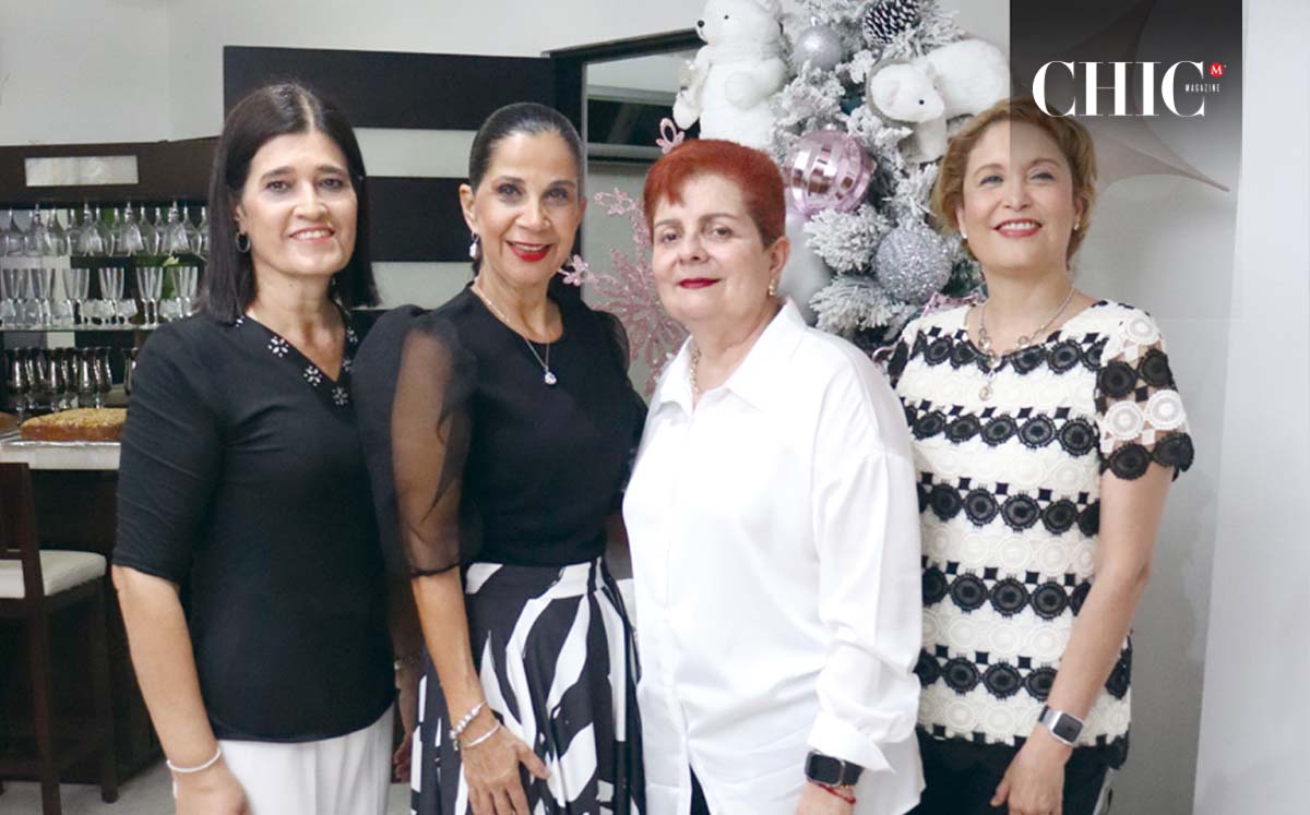 ADRIANA DE ELIZONDO,  ALMA CORDOBA Y SOCORRO PÉREZ abrazaron y felicitaron a PATY GARCÍA por su cumpleaños