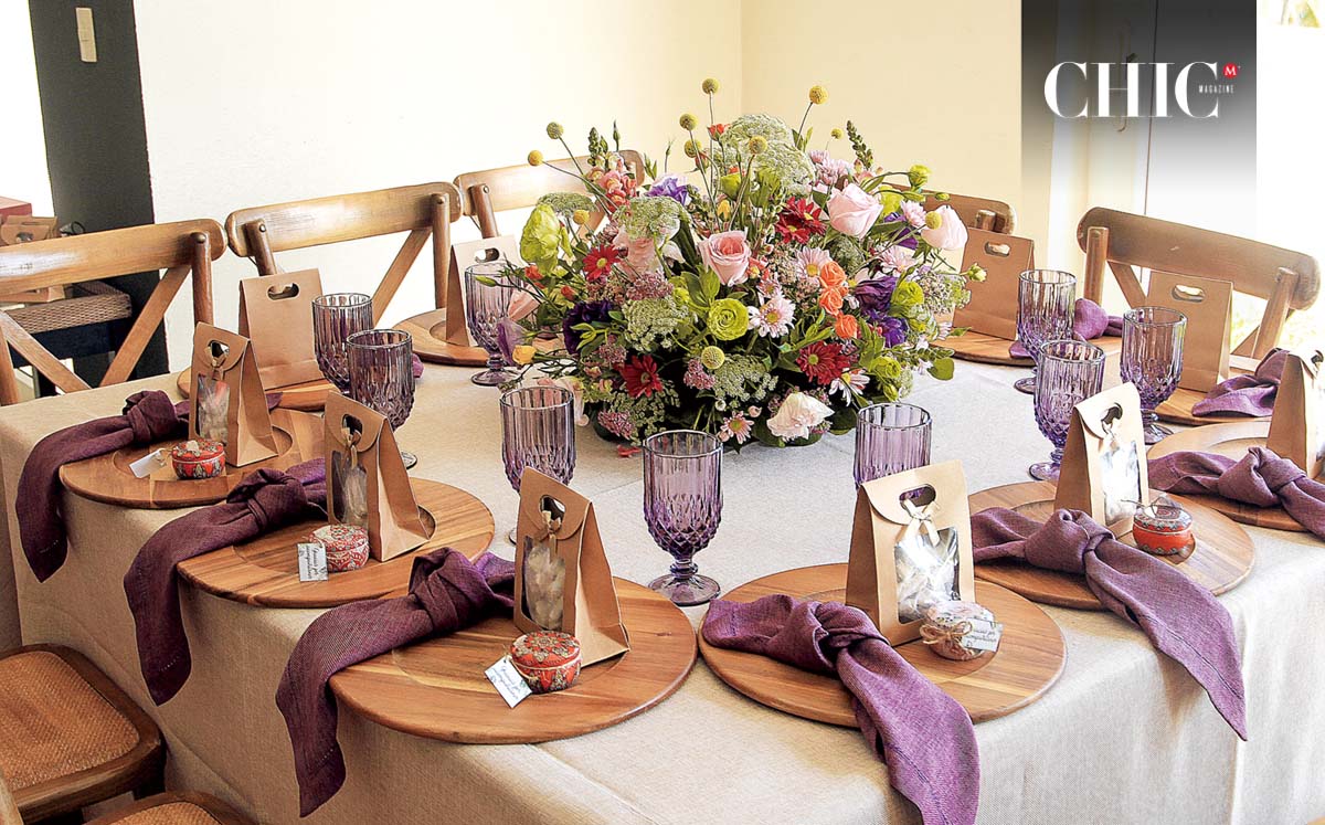 Detalles florales en las mesas