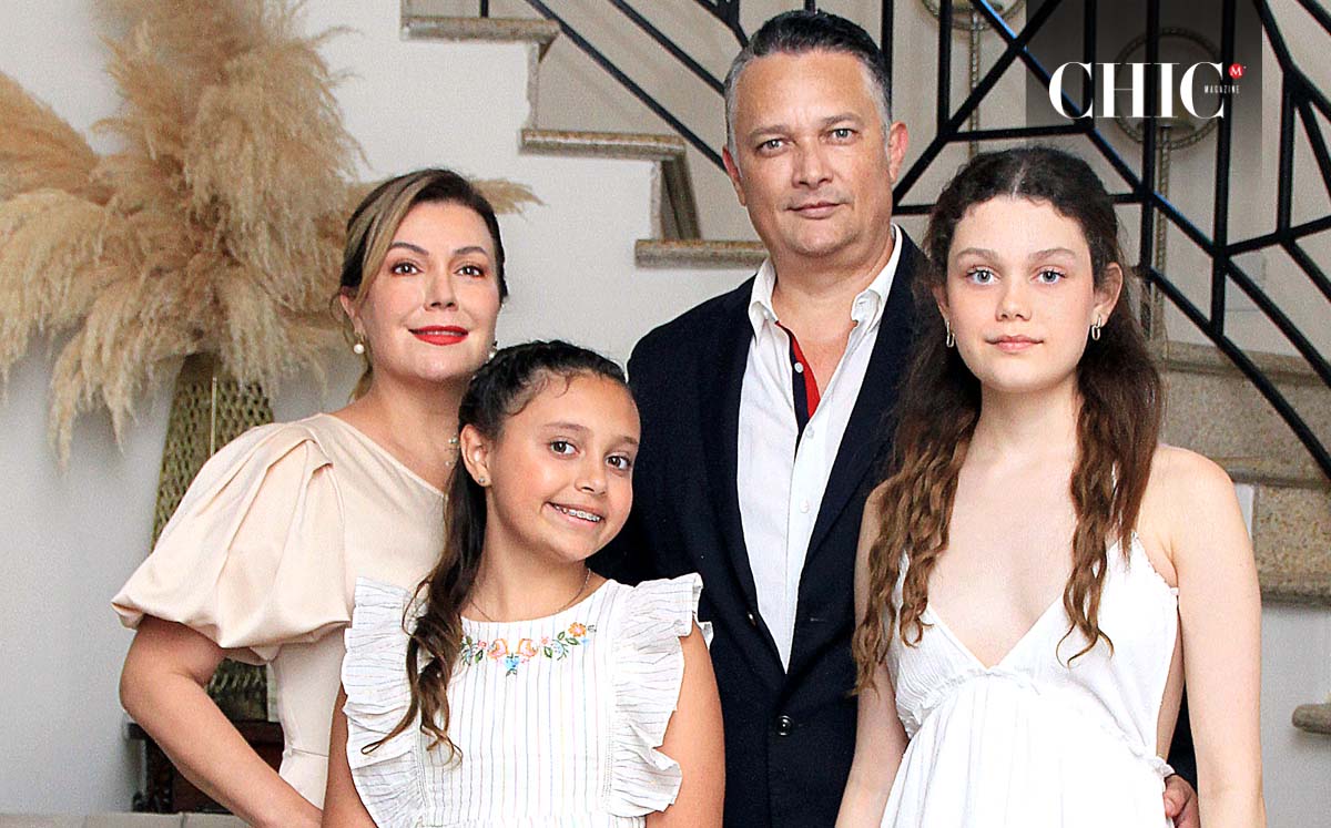 HEIDI JONES, ANTONIO GONZÁLEZ E IVANNA GONZÁLEZ felices celebrando la primera comunión de FABIANNA GONZÁLEZ