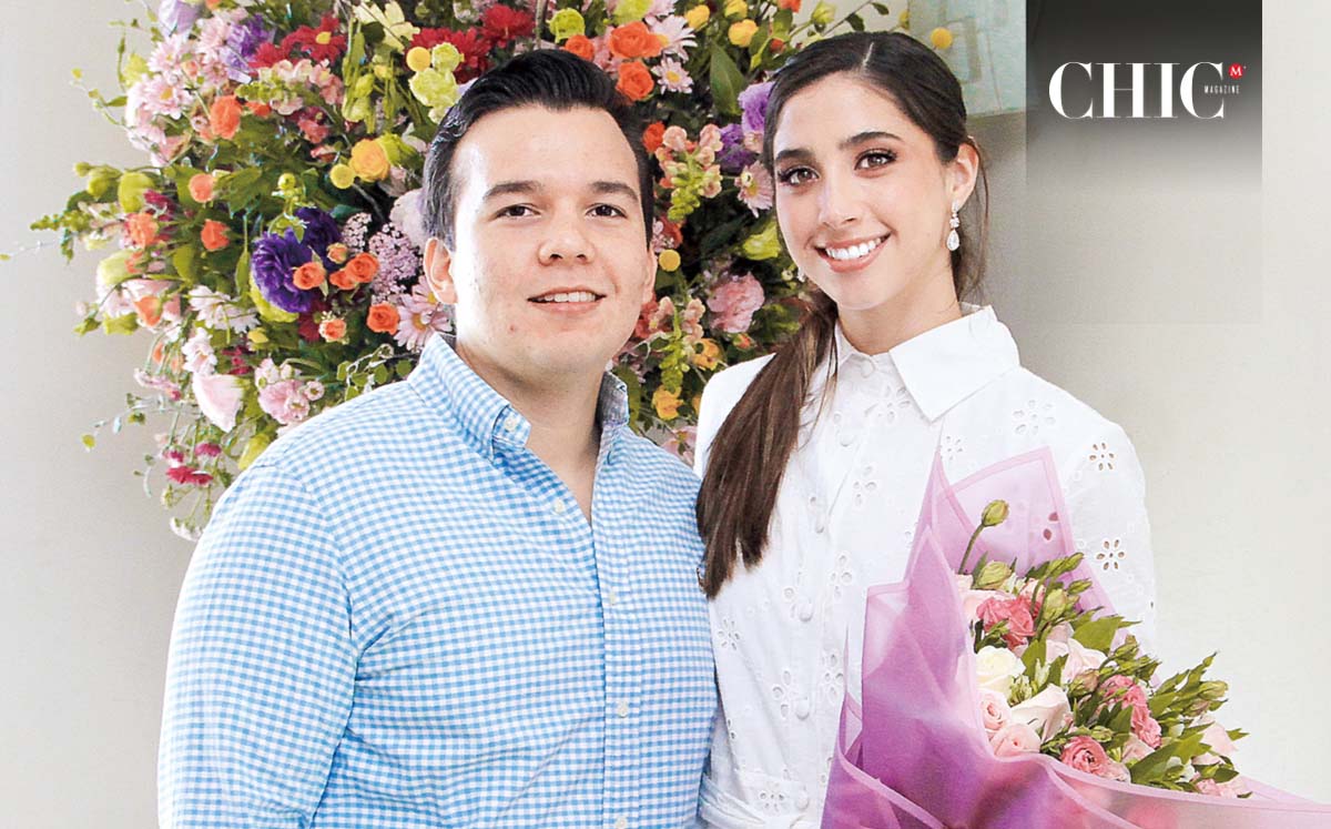 La sorpresa de la mañana fue cuando Javier llegó con un hermoso ramo de flores entre los aplausos de todas