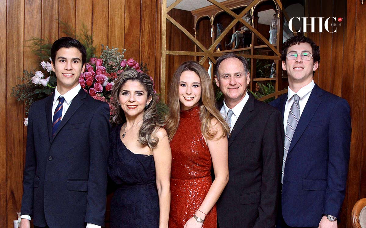 JESÚS MANUEL GUTIÉRREZ, ROXANA DE GUTIÉRREZ, FERNANDO GUTIÉRREZ Y JOSÉ FERNANDO GUTIÉRREZ felices por que MARIFER GUTIÉRREZ será la próxima reina