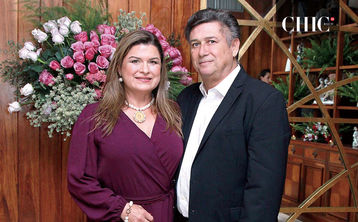 JULISSA DE GUTIÉRREZ Y MARIO GUTIÉRREZ  nos regalaron sus mejores sornisas durante la pedida