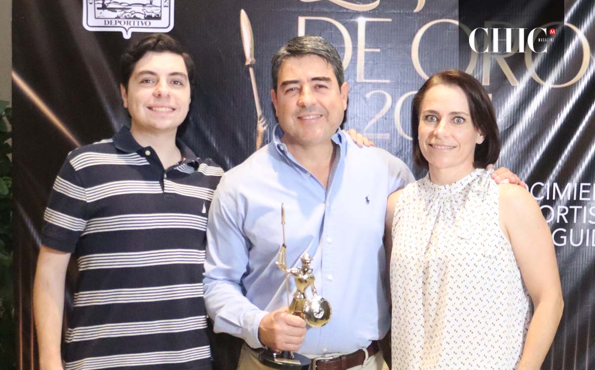 JAVIER CASTAÑEDA, LUIS CASTAÑEDA Y AINTZANE COTERA llegaron con sus mejores outfits a los premios