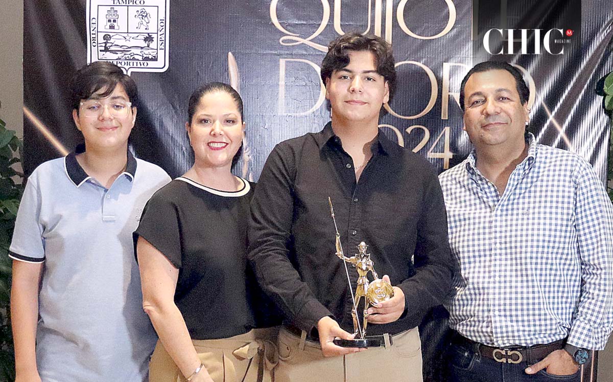EUGENIO MORALES, IRMA HOLGUERA, ANUAR MORALES Y ANUAR MORALES orgullosos en la gala de premios
