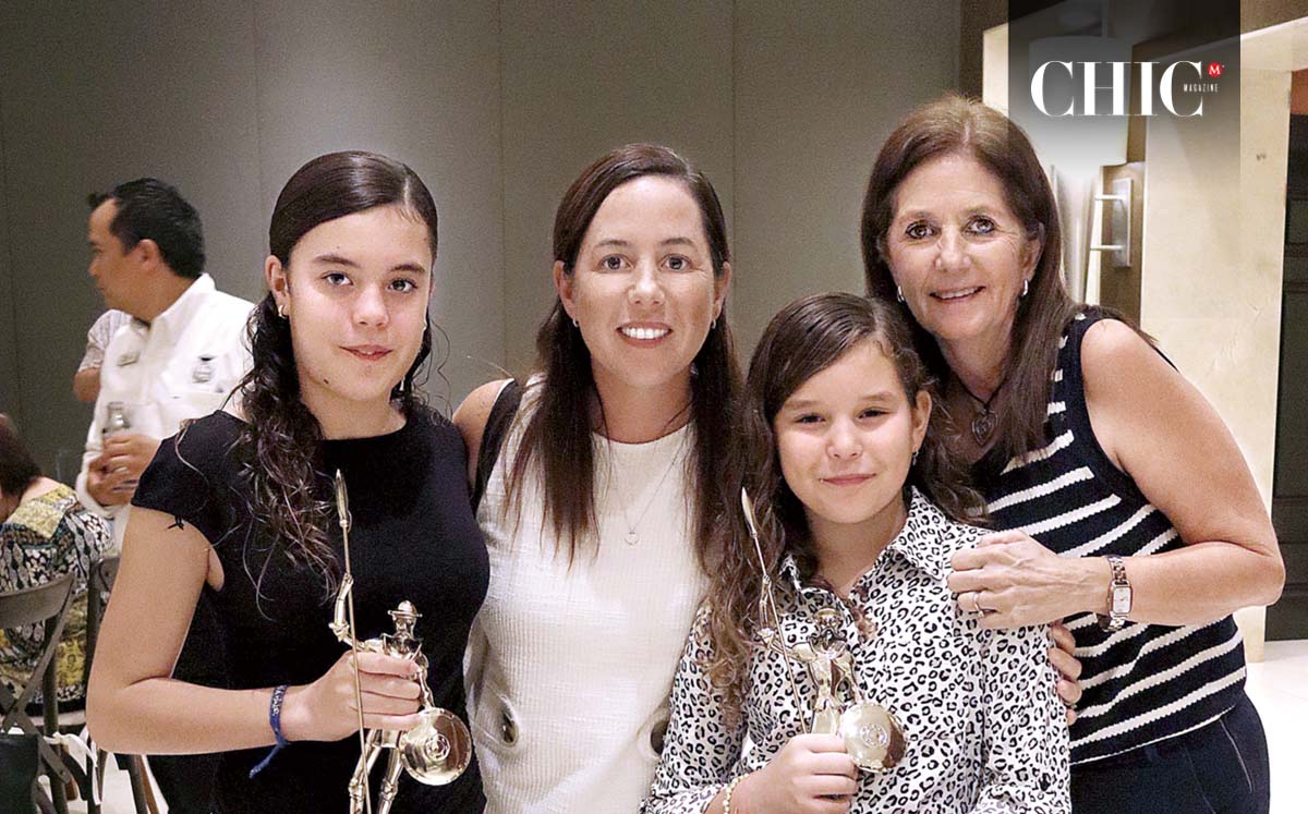 JIMENA ADAME, LUCY LORENZO, ELISA ADAME Y MARGARITA LORENZO llegaron puntuales a los premios del Quijote de Oro 2024
