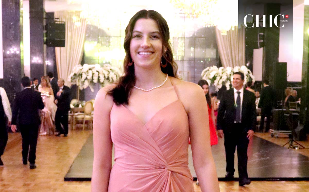 MELINA TAKVORIAN fue recibida por un gran túnel iluminado por de luces y decorado con flores