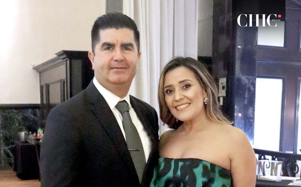 GERARDO JUÁREZ Y AÍDA CISNEROS DE JUÁREZ disfrutaron de los arreglos florales con rosas, hortensias y alhelís