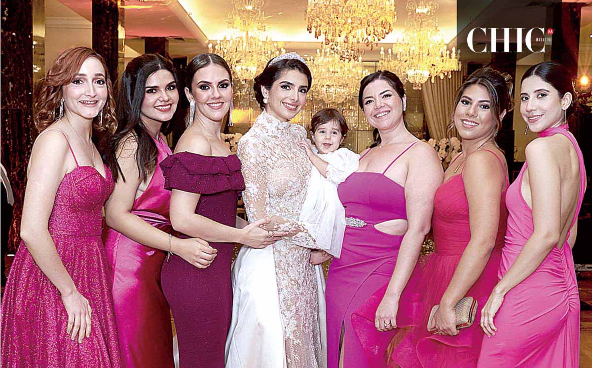 GINA LEIVA, ANA MILDRED SALAZAR, GLADYS MANZUR, ROXANA FERNÁNDEZ, ARIADNI SAVVALA, ALEJANDRA RINCÓN, GABRIELA LUNA Y BETTY MANRIQUE felices en la boda