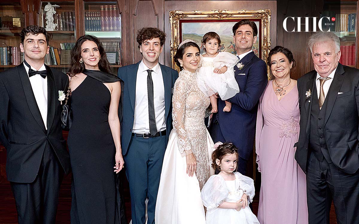 FAMILIA DEL NOVIO. KONSTANTINOS KAMPIOTIS, TERPSICHORE SAVVALA, GIORGOS SAVVALAS, ROXANA FERNÁNDEZ, ARIADNI SAVVALAS, ODYSSEAS SAVVALAS, DIONI KAMPIOT
