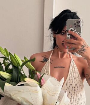 Descubre aquí cuál es el misterioso mensaje de Cazzu (Instagram)
