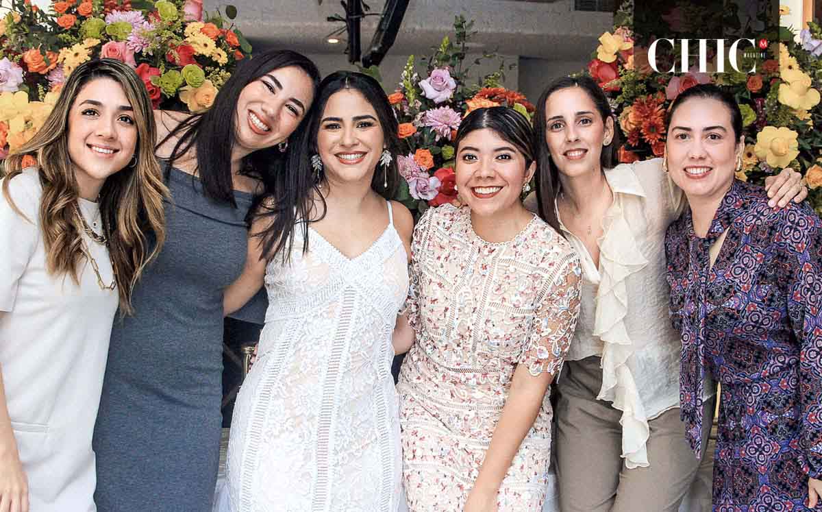 MARIANA MEZA, JESSICA DELOY, MÓNICA ZAPIÉN, ALEJANDRA GARCÍA, ALE SANTOS Y PALOMA ESTEVE felices en el Centro Deportivo Español