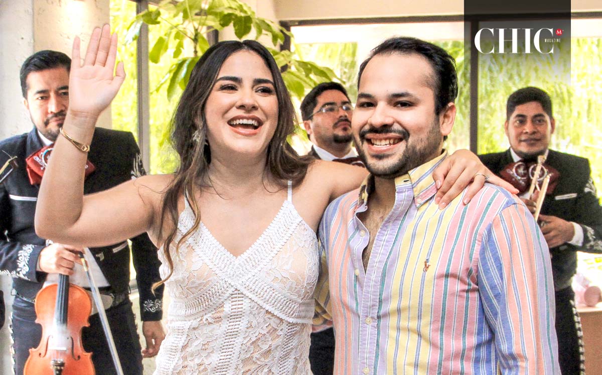 Al final del evento que un mariachi se escuchó anunciando la llegada del novio y con un ramo de flores hizo su aparición el novio