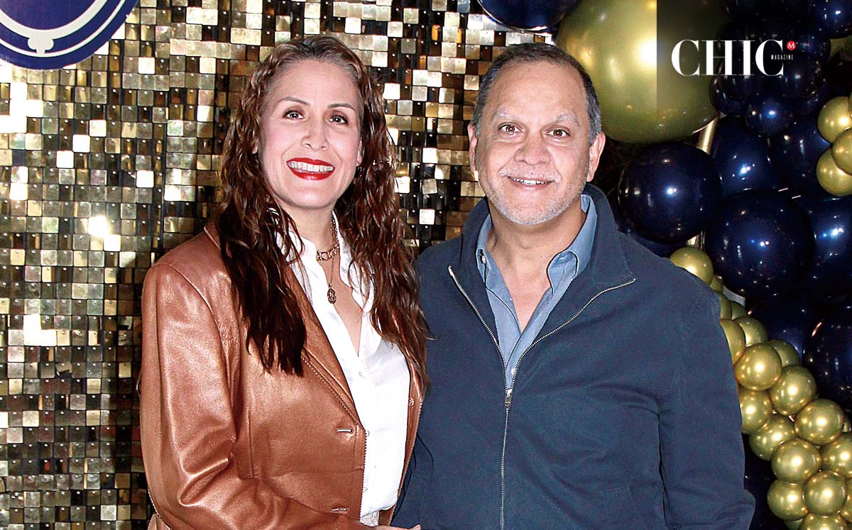 SARA GARZA Y ENRIQUE CALAFELL disfrutaron de la música a cargo de la talentosa cantante Rocío Zamarrón y la violinista Melissa Rueda