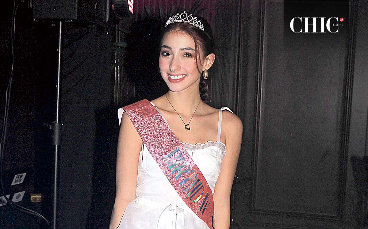 CHABELY REYES lució un vestido blanco y una corona, como toda una reina, mientras recibía los mejores deseos de sus invitados