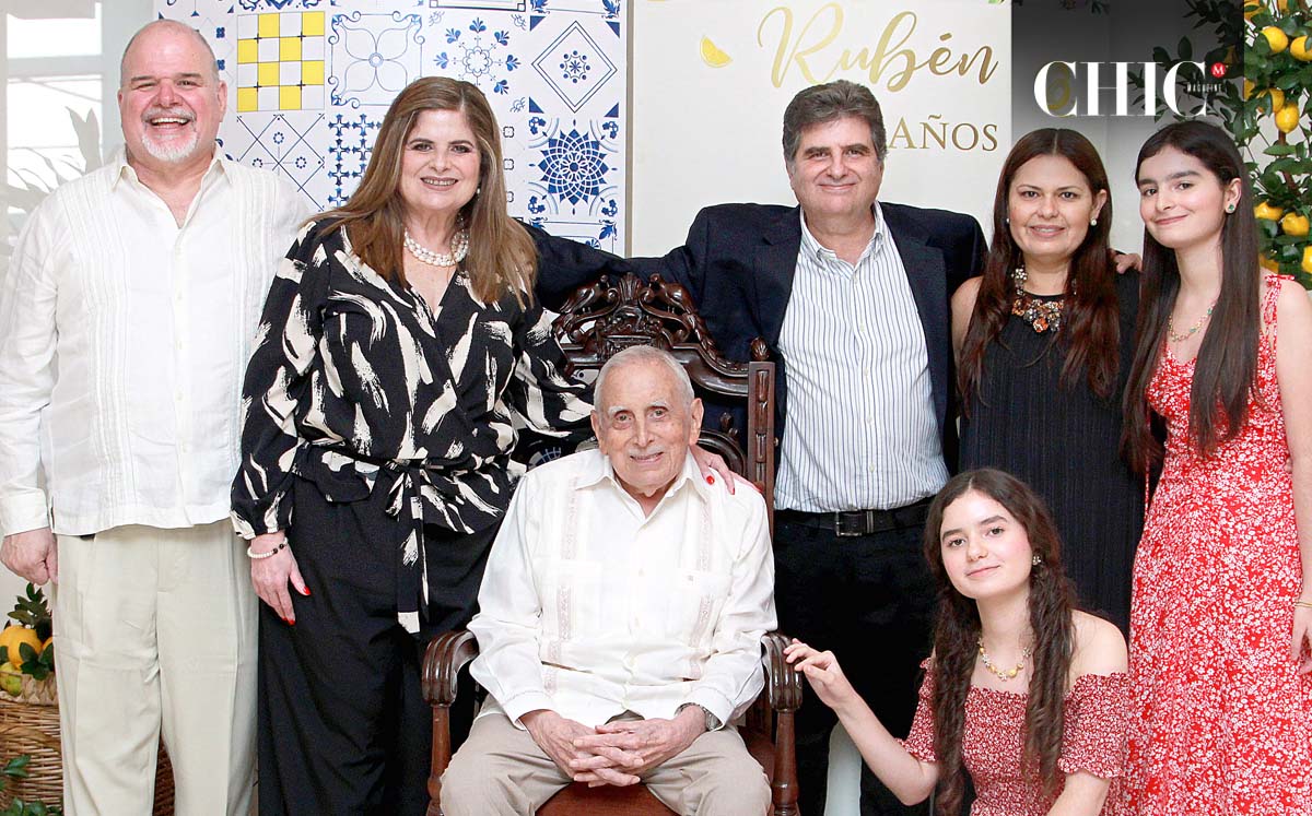 JOAQUÍN ENGROÑAT, ROSA MARÍA SANTOS, RUBÉN JOSÉ SANTOS, PAMELA ROSALES, SCARLET SANTOS Y PAMELA SANTOS celebraron el 90 cumpleaños de RUBÉN SANTOS