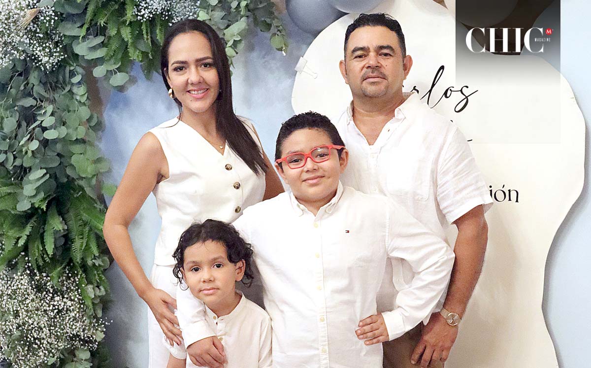 KARLA FERNÁNDEZ, IVÁN DE LEÓN, LUIS IVÁN DE LEÓN Y MATÍAS DE LEÓN felices en la primera comunión de Carlos Rodolfo