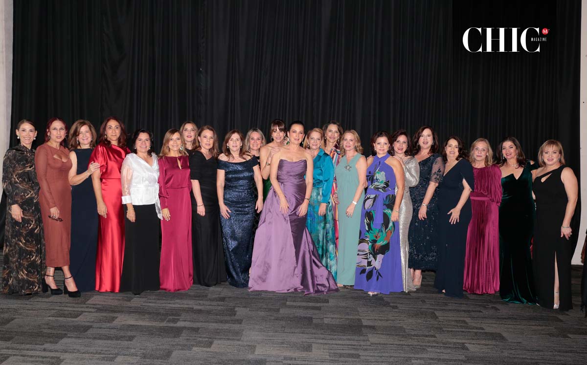 Rosario Domínguez frente a su grupo de amigas