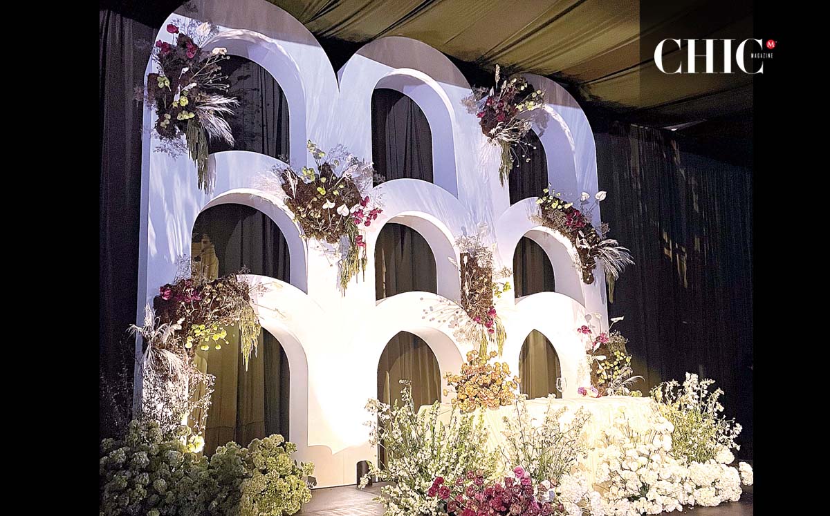 Opciones para Eventos transformó el espacio en una atmósfera de ensueño con cientos de flores en tonos blancos, rosas, lilas y morados
