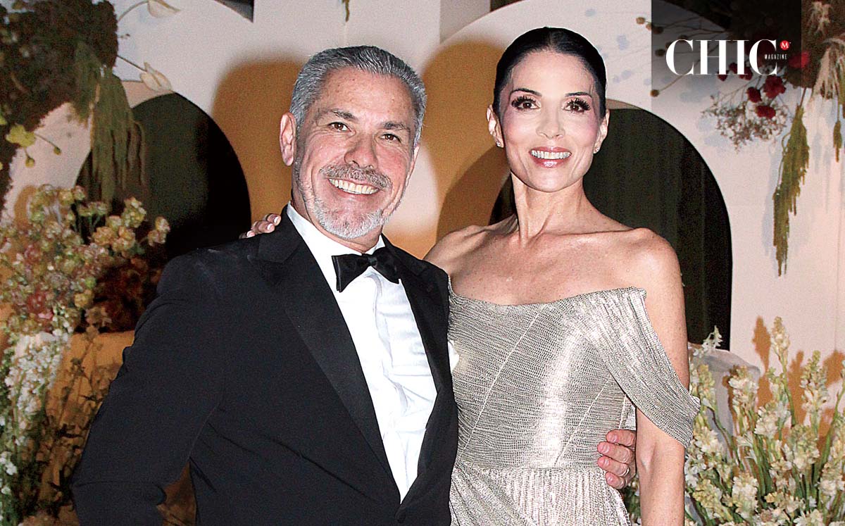 PAPÁS DE LA NOVIA. ANDRÉS MARTÍNEZ Y NORA GÓMEZ no pudieron contener la felicidad en el festejo