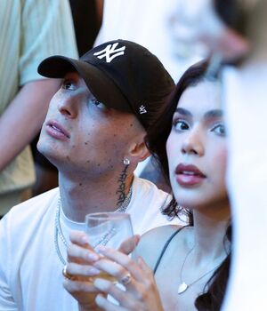 Peso Pluma y Kenia Os se besan en el Super Bowl | VIDEO (Foto: Getty)