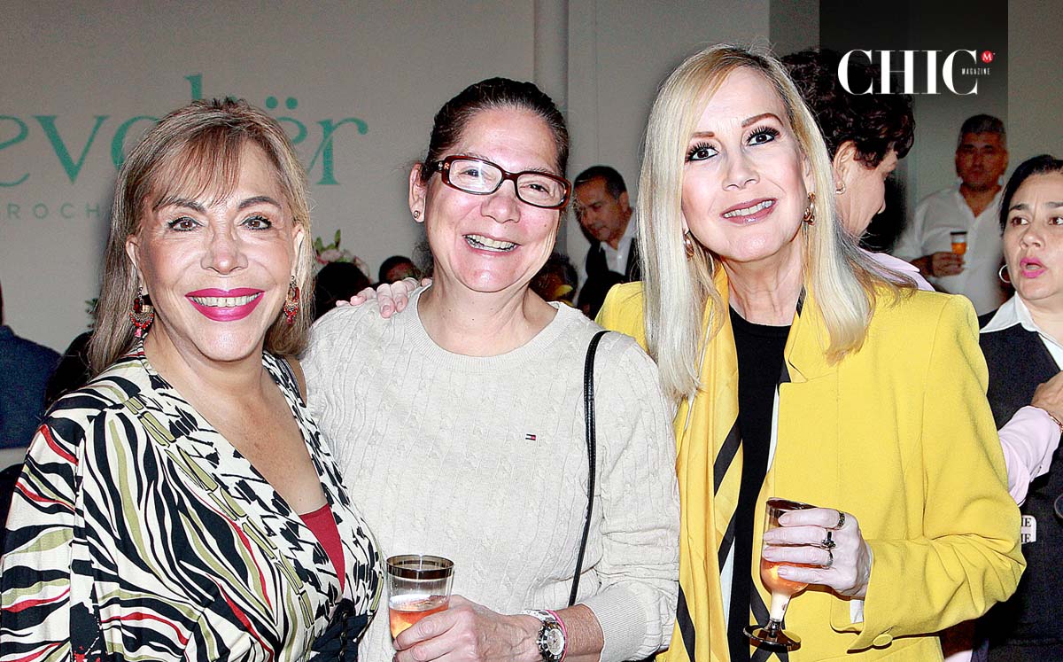 SANDRA TAMEZ, POLLO RUIZ Y ANA DELSOL disfrutaron del talento de una solista saxofonista durante la inauguración