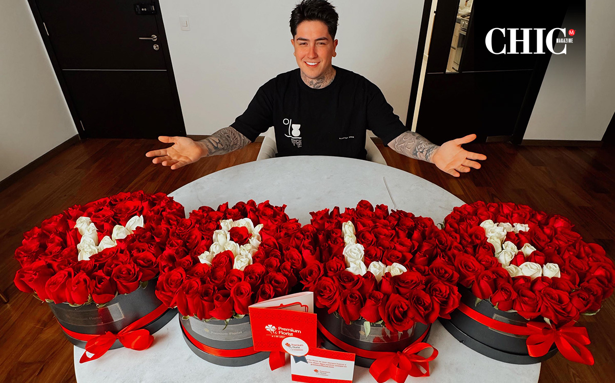 El reconocido influencer Omahi posa junto a un diseño exclusivo de PremiumFlorist, formando el nombre de su novia.