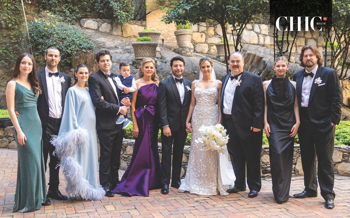 Make Leal y Rodrigo Mireles junto a la familia de la novia / Foto: Priscila Mier  @photo_bypriscilamier