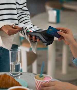 Deja de pagar tus comisiones bancarias; te contamos cómo lograrlo (Freepik)