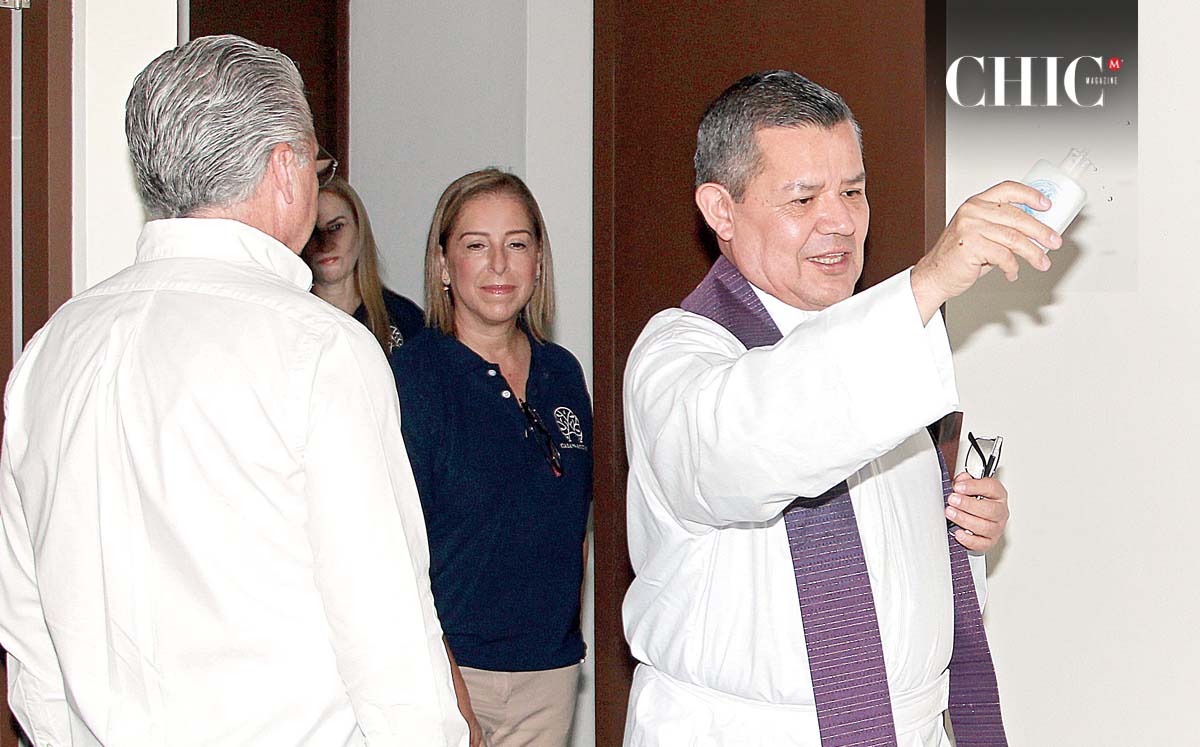 El padre Jorge García Guevara recorrió y bendijo cada espacio, que fue diseñado por Ana Paula Tamayo