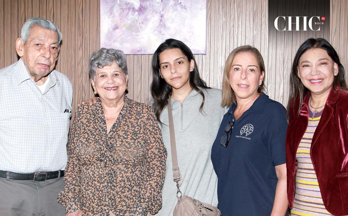 TOMÁS GARCÍA, ROSITA FARIAS, ANA PAULA TAMAYO, LAURA GARCÍA Y HORTENSIA DE SEGURA orgullosos en la inauguración