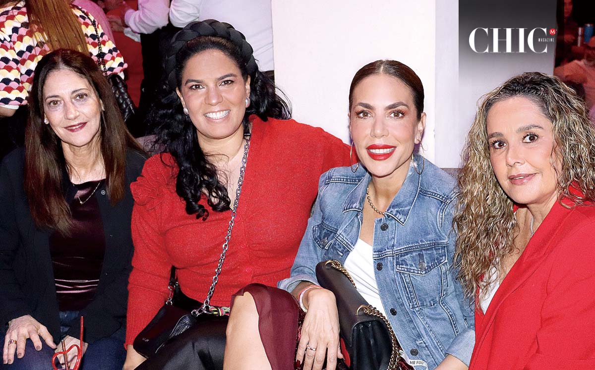 ANA LETY PÉREZ, TANIA RODRÍGUEZ, ALE VELA Y GABY GONZÁLEZ donde fueron recibidas por un camino de luces que los guiaba hasta el patio