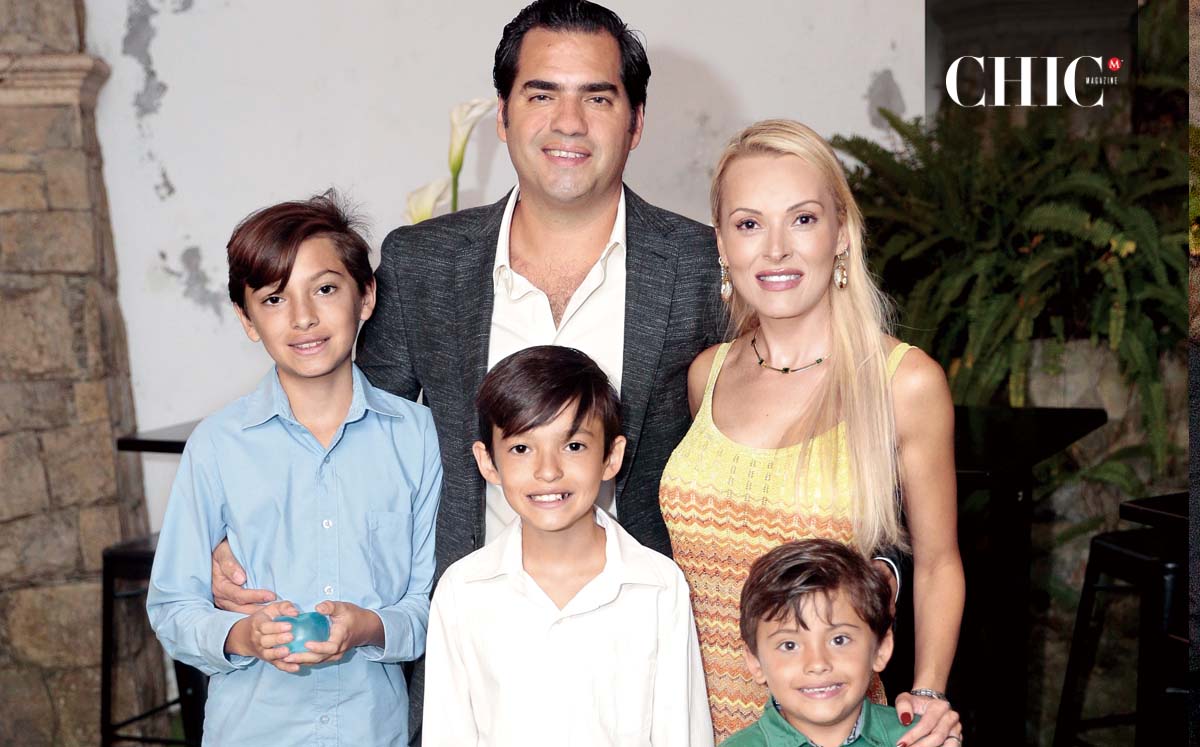 FERNANDO MARTINEZ, FERNANDO MARTINEZ, SANTIAGO MARTINEZ, JUAN PABLO MARTINEZ Y SOFIA GUAJARDO nos regalaron sus mejores sonrisas durante la pedida