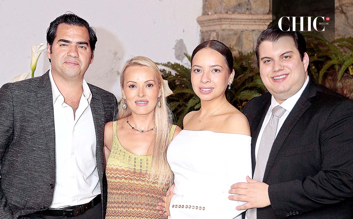 FERNANDO MARTÍNEZ, SOFÍA GUAJARDO, BALBINA GUAJARDO Y JORGE MANZUR emocionados durante la pedida