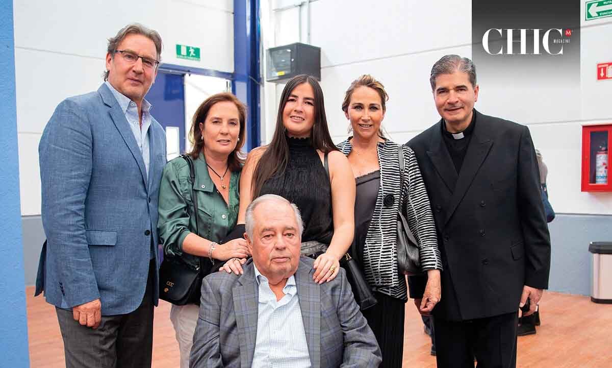 Guillermo Cazares, Cristina Cazares, Ana Valcazar, Padre Raymundo Macías, Héctor Subirán y Claudia Aberman
