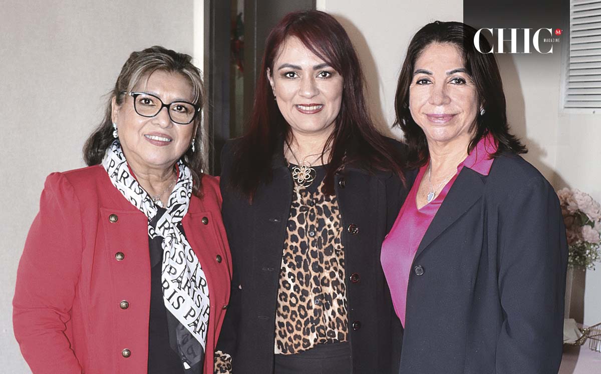 CHELITO MARTÍNEZ, ERIKA FUENTES Y DELDY TORRES recibieron un lindo llavero de recuerdo de tan especial día