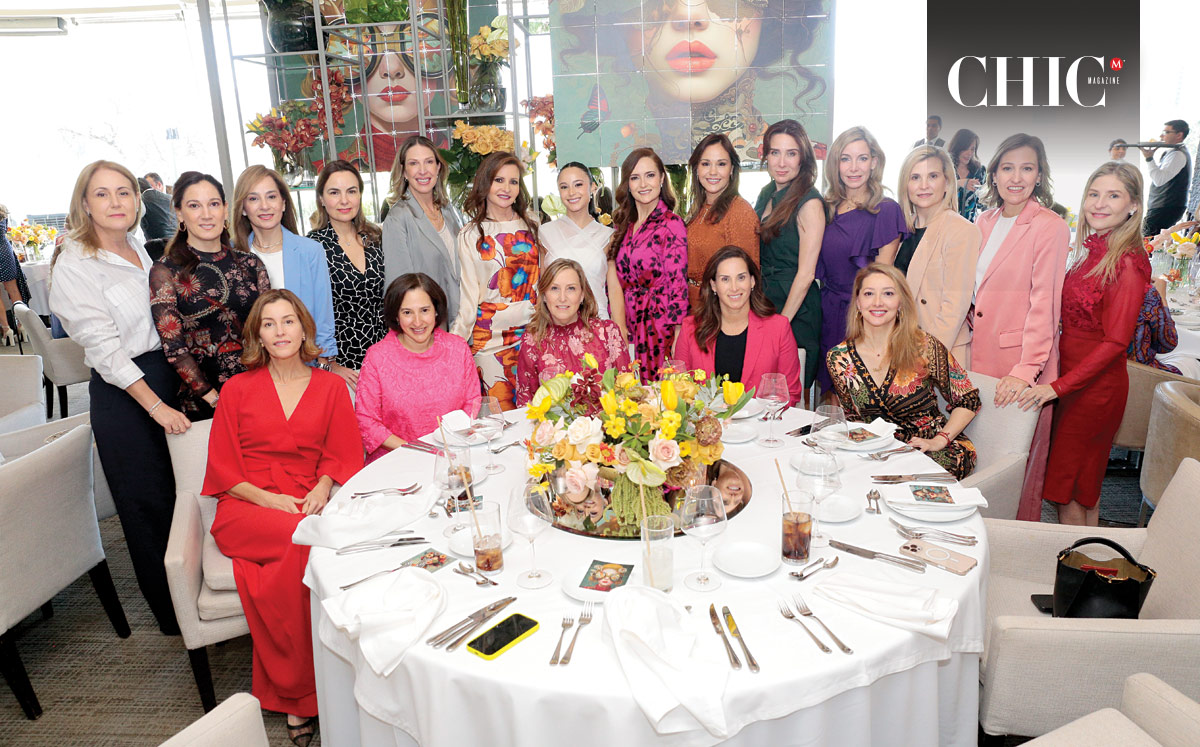 Melissa Arias junto a un grupo de tías