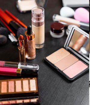 Guía para consumidores: Comprar cosméticos seguros en México (Freepik)