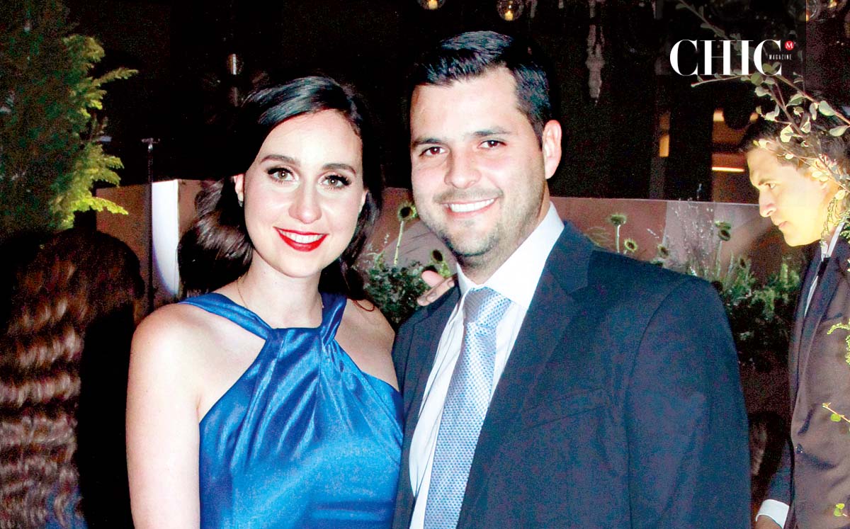 ANA CARMEN BERLANGA Y CARLOS LARRION llegaron con sus mejores outfits al festejo