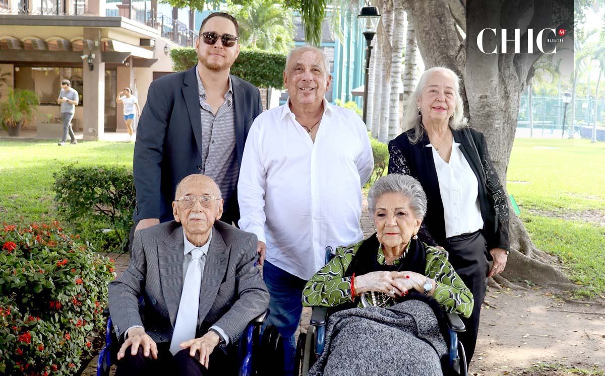 HUGO LEIJA, HUGO LEIJA, ELSA DE LEIJA, EDUARDO VÍCTOR LEIJA Y CONSUELO AGUILAR nos regalaron sus mejores sonrisas en el Centro Deportivo Español