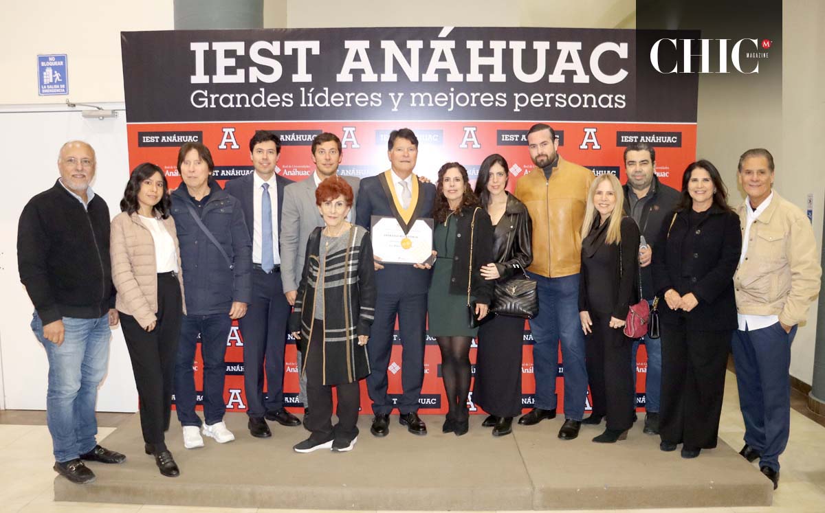 ELISEO TREVIÑO acompañado de su familia recibió la medalla al Liderazgo en Compromiso Social