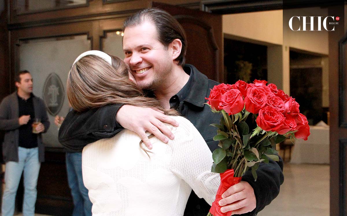 ALFREDO CAMPOS con un ramo de rosas rojas, sorprendiendo a CARLA MEDELLÍN