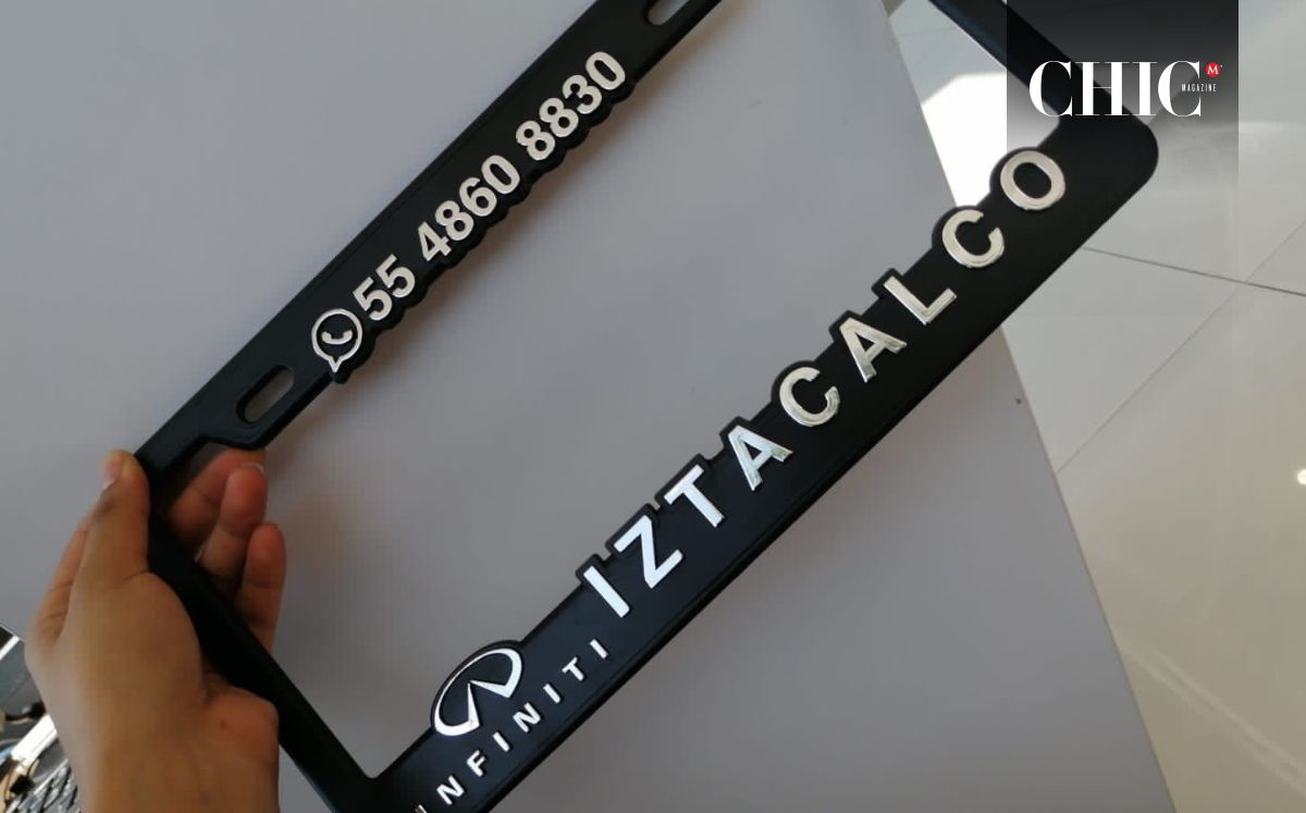 Ejemplo de portaplacas permitidos sin obstrucción de la matrícula (Infinity)