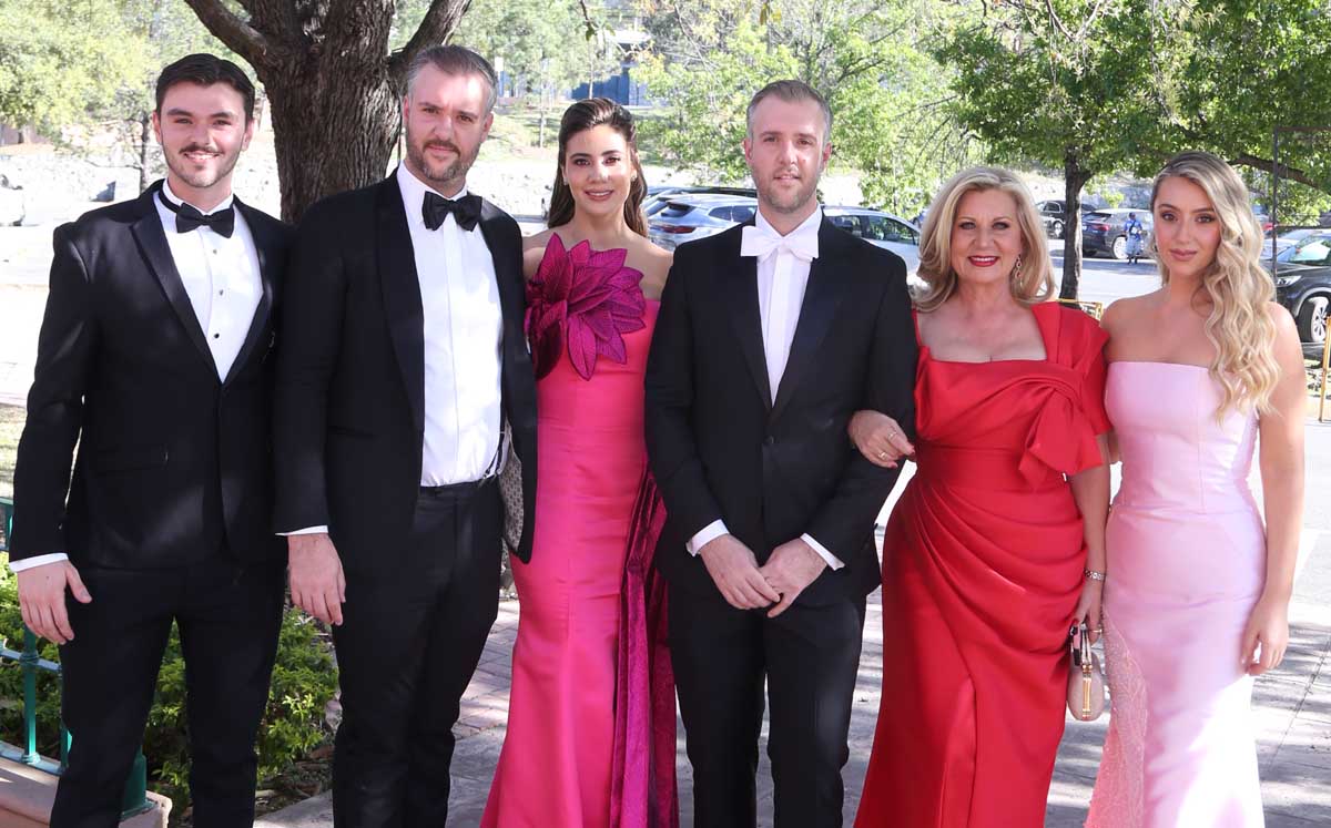 FAMILIA DEL NOVIO. Esteban Signoret, Gerardo Signoret, Perla Alvarado, Héctor Signoret, Revo Tamez y María de Guadalupe Signoret