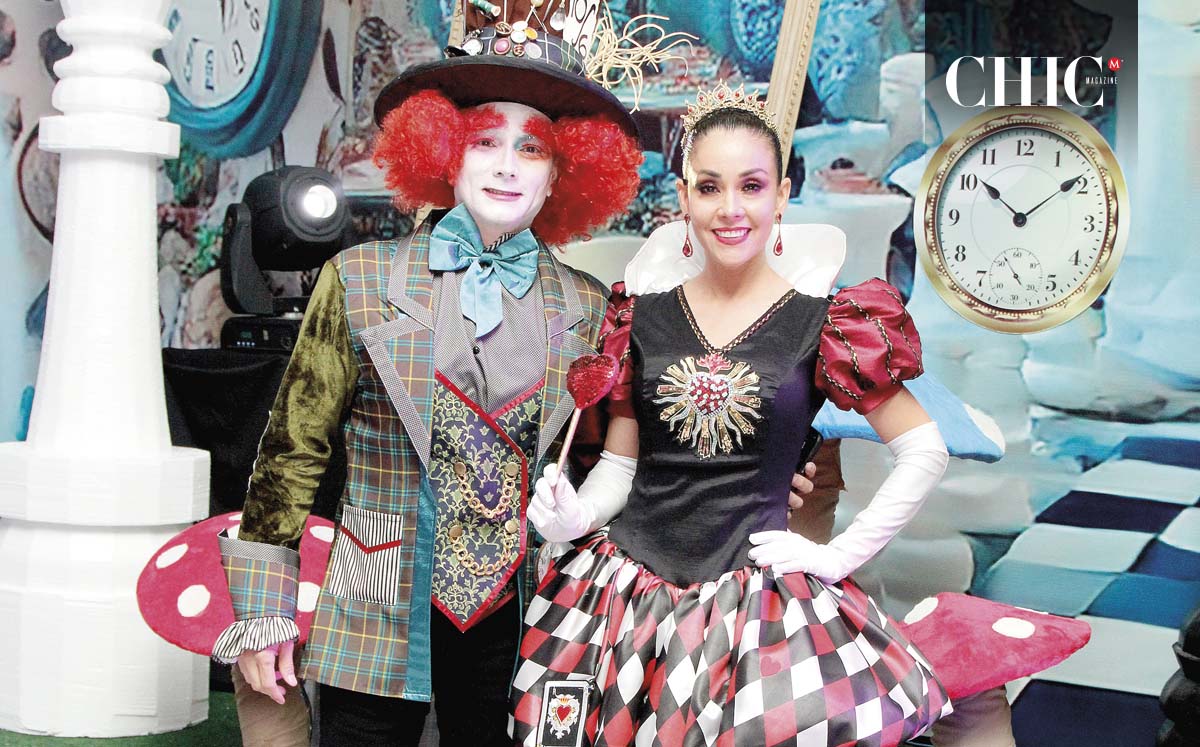 CÉSAR REYES Y GLORIA ALFARO se llevaron la noche con sus increíbles disfraces de el sombrerero loco y la reina de corazones