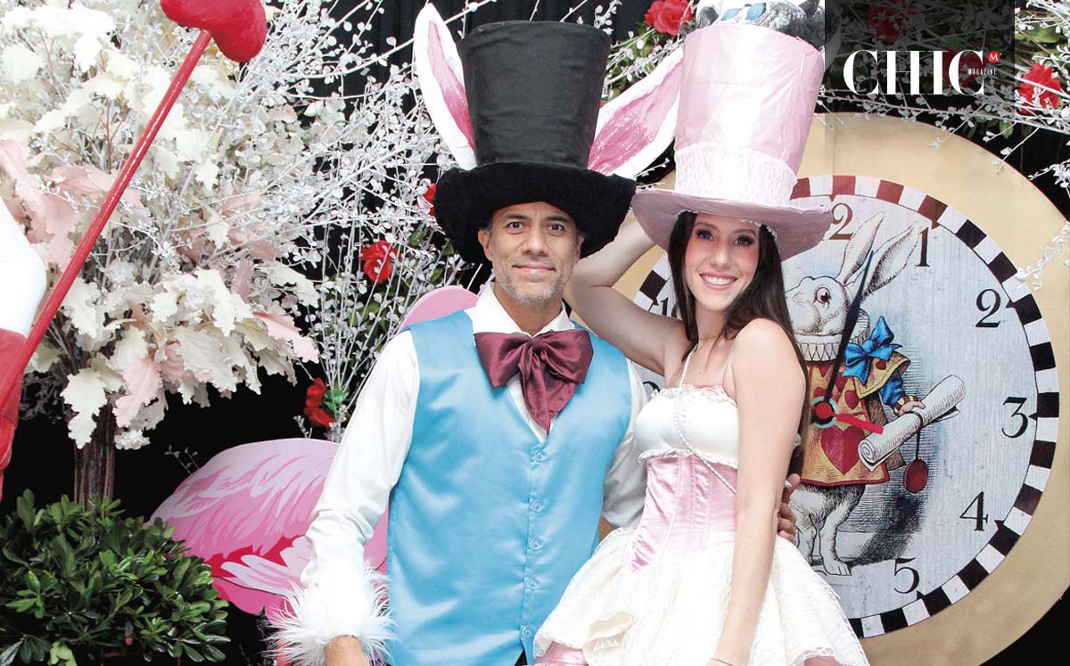 JOAQUÍN NOSSIF Y ANDREA MEZA nos enamoraron con sus disfraces del conejo blanco y el sombrero