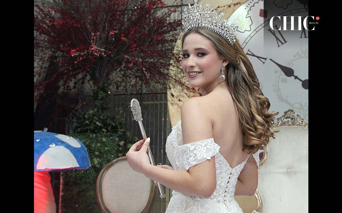 MARIFER GUTIÉRREZ, la nueva reina del Casino Tampiqueño fue coronada con la temática de Alicia en el País de las Maravillas