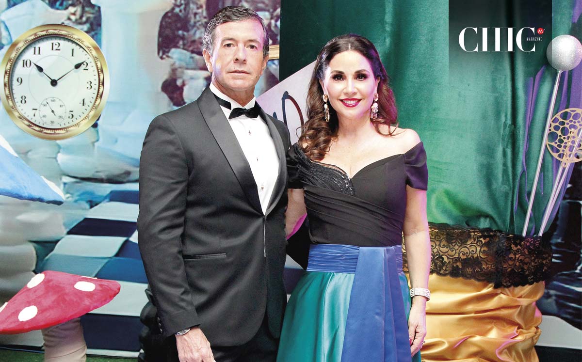 ALEJANDRO FERNÁNDEZ Y REBECA SALAZAR disfrutaron de la decoración de Grupo Escena